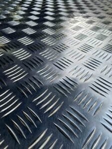 Chapa de aluminio lagrimado antideslizante – Rayter