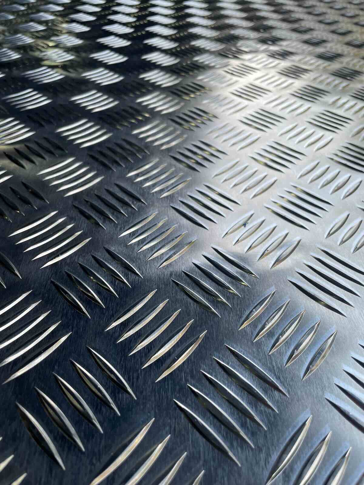 Chapa de aluminio lagrimado antideslizante – Rayter